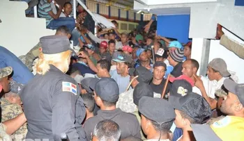 Patana se vuelca en autopista Duarte con entrada a SFM 