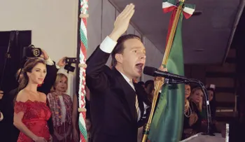 Esposo de Anahí es hazmerreír durante Independencia de México