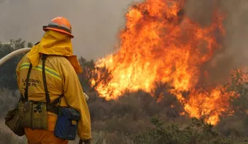 Se extiende incendio forestal en California