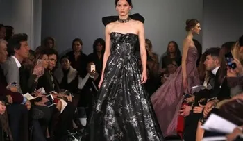 Oscar de la Renta experimenta con modelos de piel