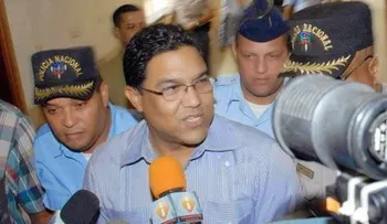 Dos diputados rompen un brazo ascensorista en edificio Interior y Policía