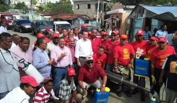 Brigadas del PRSC fumigan contra dengue en sectores del Distrito Nacional
