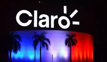 Claro ilumina edifico con colores bandera de Francia, en solidaridad 