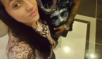 Ex pareja de Omega dice que recibió golpes y mordidas de parte del artista 