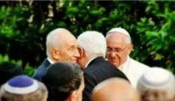 El Papa logra abrazo entre presidentes israelí y palestino