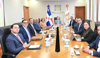 Valdez Albizu recibe la visita de la nueva directiva de ADOFINTECH
