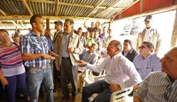 Un hombre con indumentaria blanca recorre las calles de Moca anunciando el fin del mundo