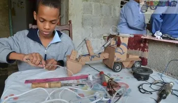 Un estudiante que construye robots con material reciclado