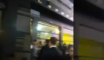Rafael Correa "se estrella" contra un poste de luz (VIDEO)