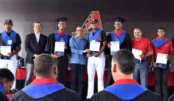 Ministro de Educación, Andrés Navarro exhorta a jóvenes peloteros a prepararse también para el juego de la vida