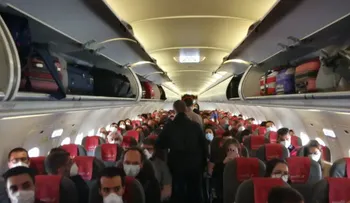 Aerolínea obliga pasajeros a viajar confinado y advierte que, "el que se quiera bajar, que se baje"