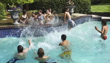 Aguafiestas de las piscinas: informe advierte de parásitos y gases tóxicos en el agua