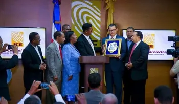 Juez Eddy Olivares recibe placa de reconocimiento 