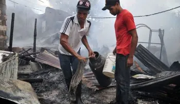 Fuego destruye diez viviendas en Santiago