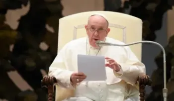 Papa aboga por el diálogo en la crisis de Ucrania y dice guerra es una locura