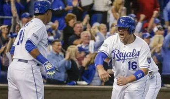 Kansas a ley de uno para la Serie Mundial; Gigantes vencen