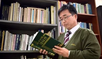 Para dormir bien, leer un libro impreso y no en tableta 
