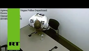 Rompe sus esposas y escapa de la Policía en un camión robado