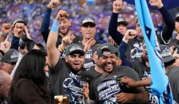Freddy Peralta gana el MVP de la Serie de Campeonato de la Liga Americana tras guiar a los Rays a la Serie Mundial