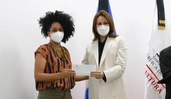 Ganadores de la 29.ª Bienal Nacional de Artes Visuales 2021 reciben un total de RD$3.7 millones en cheques 26 DE N