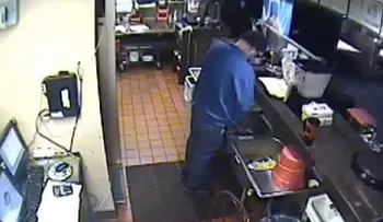 Video: Cierran local de Pizza Hut en EEUU luego de que un gerente se orinara en el fregadero