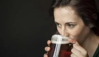 ¿El alcohol hace realmente que nos veamos más viejos?