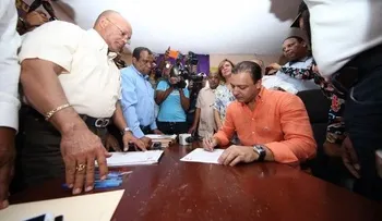 Abel Martínez inscribe precandidatura a alcalde de Santiago 
