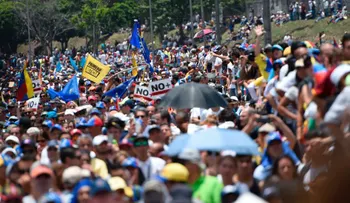 La oposición y el oficialismo marchan en Venezuela