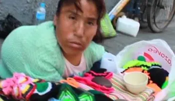 Mujer sin extremidades sorprende con su habilidad para tejer con su boca (VIDEO)