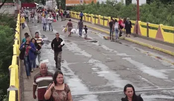 Venezolanos hambrientos lloran al momento de ver comida