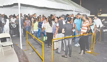 Miles van a la JCE en busca de la nueva cédula