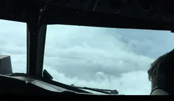 ¿Cómo es adentrarse con un avión en el ojo del huracán Matthew?