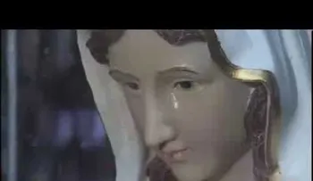 Cientos acuden a ver estatua de la virgen María que "llora" aceite en Israel 