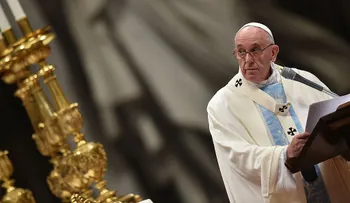 Francisco celebra primera misa del año con un llamado a vencer la indiferencia