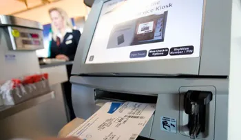 Aerolíneas cancelan vuelos por huracán Patricia