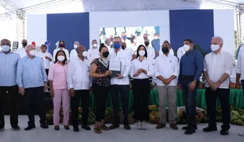 Presidente Abinader entrega 2,832 títulos de propiedad en dos días a familias pobres