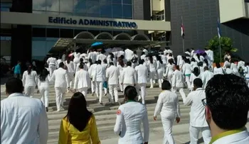 Residentes médicos protestan en la UASD por incrementos en estudios