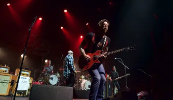Eagles of Death Metal regresa a París en un concierto lleno de emoción