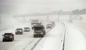 Cancelan miles de vuelos en EEUU por "histórica" tormenta azota la parte oeste 