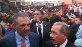 Presidente Medina visita zona de incendio en mercado de La Vega