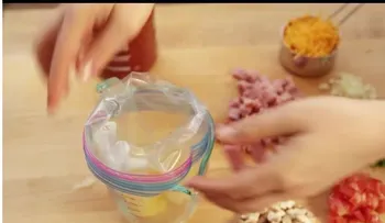 Ella rompió dos huevos en una bolsa de plástico. ¡Tienes que probar el resultado ! (VIDEO)