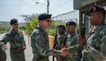 Comandante del Ejército inspecciona puestos fronterizos y deja operativo un helipuerto en Bahoruco