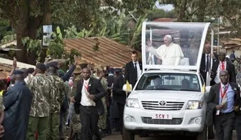 Papa visita santuario en Uganda