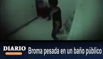 Broma en baño público deja aterrorizado a más de uno