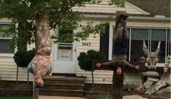 Mujer aterroriza vecindario con su decoración de Halloween