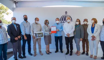 El Gobierno, a través del ministro Paliza, entrega desembolso para la construcción de un parque infantil y multiuso en Santiago