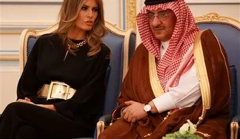 Melania Trump hace caso omiso a críticas de su esposo y no se cubre la cabeza en Arabia Saudí