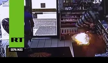 La explosión de un cigarrillo quema la pierna de un hombre (VIDEO)