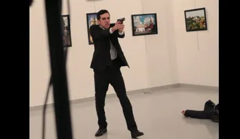 Fotógrafo relata el momento del asesinato de embajador: "Estoy aquí, soy un periodista que tengo que hacer mi trabajo"