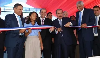 Presidente Medina inaugura dos liceos en San Cristóbal 